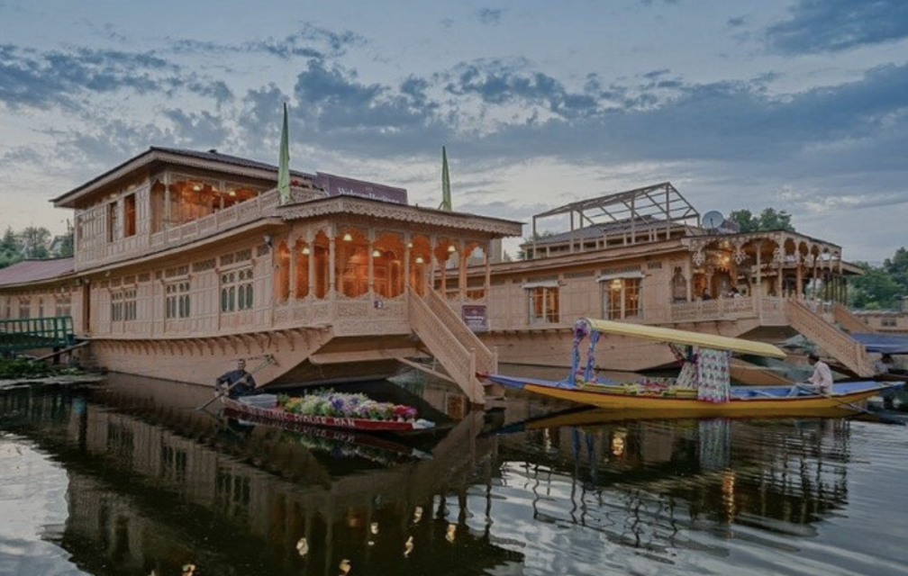 Super Deluxe Houseboat at Dal Lake, Jammu and Kashmir